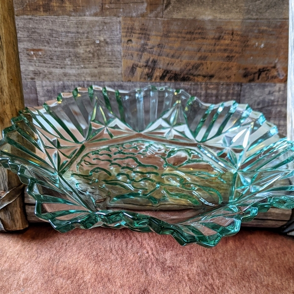 Vintage Collectible Green Glass Scalloped Edge Fruit Bowl - Picture 3 of 15